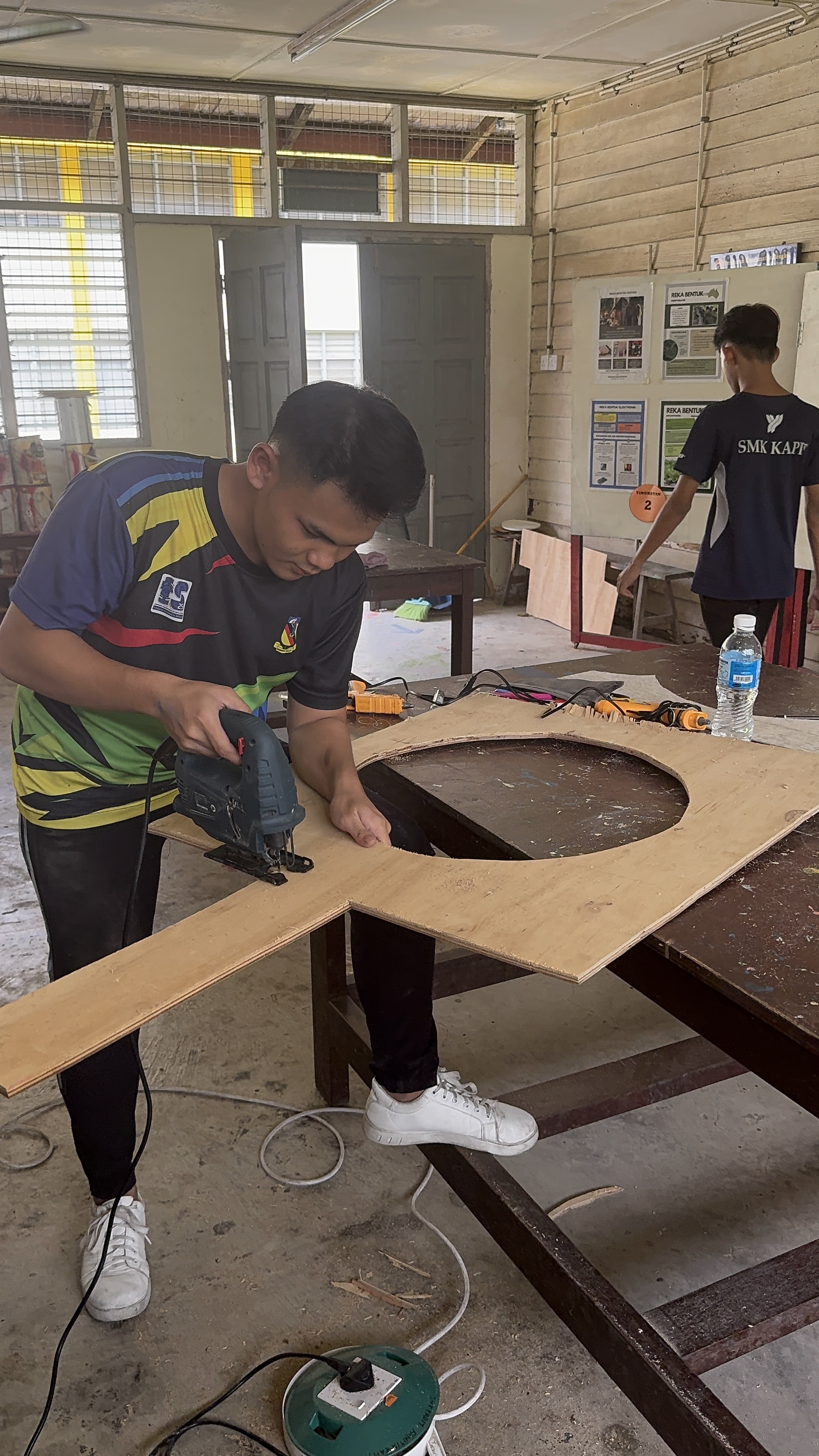 Cutting the wooden lid and base with a jigsaw